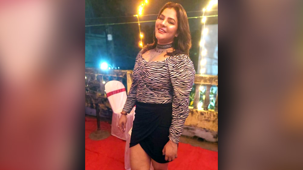 ইডি সূত্রে খবর, গাড়ি থেকে নেমে ইডি আধিকারিকরা সোজা চলে যান অর্পিতার দোতলার ফ্ল্যাটে। সূত্রের খবর, ফ্ল্যাটে ছিল তিনটি ঘর। একটি ছিল বন্ধ। অন্যটিতে ছিলেন অর্পিতা। তাঁর ঘরে ঢুকে একটি ওয়ারড্রব চোখে পড়ে আধিকারিকদের।