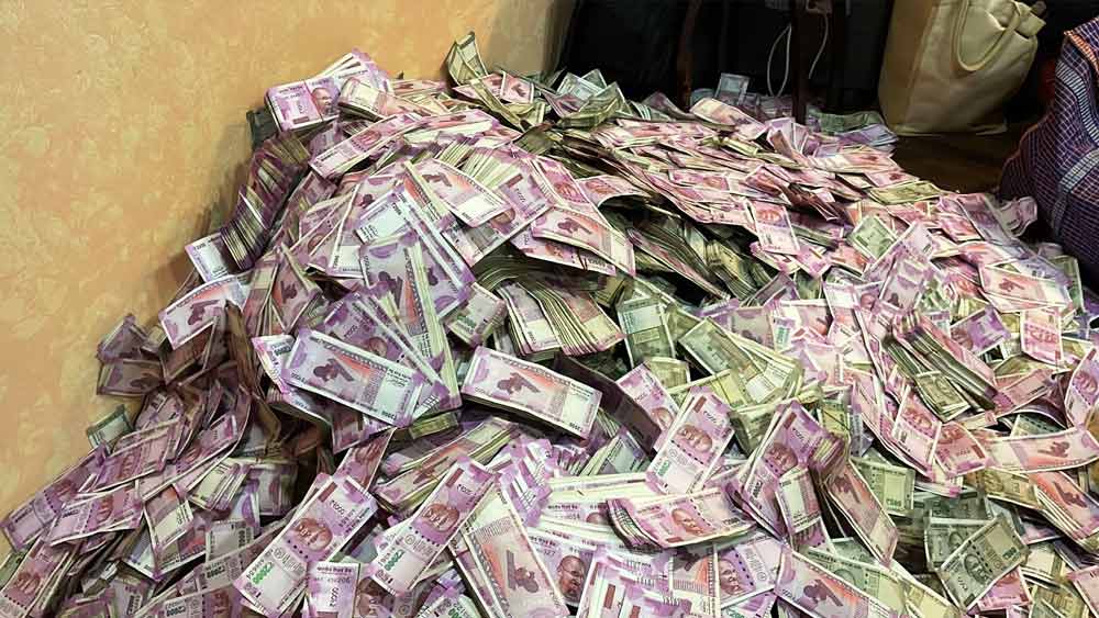 সেই ওয়ারড্রব ছিল বন্ধ। সেটির দরজা খুলে দিতে বলেন ইডি আধিকারিকরা। ওয়ারড্রবের পাল্লা খুলতেই বেরিয়ে আসে দু’টি বস্তা। বস্তার ভিতর থেকেই মেলে বিপুল অর্থ। সবই ৫০০ আর ২,০০০ টাকার। শুক্রবার রাত ৮টা ১০ মিনিট নাগাদ টুইটারে সে কথা জানিয়েছিল ইডি।