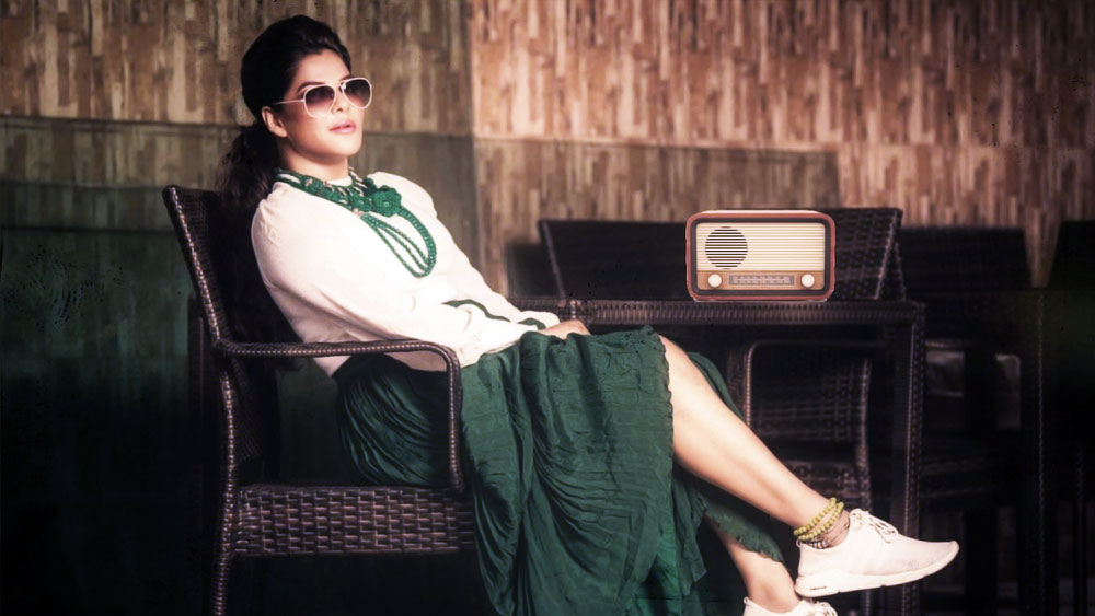 এত টাকা এল কী ভাবে? ইডি আধিকারিকরা বিবৃতি দিয়ে জানিয়েছিলেন, উদ্ধার হওয়া টাকার সঙ্গে এসএসসি দুর্নীতির যোগ থাকতে পারে। শুক্রবার রাতেই ব্যাঙ্ক থেকে আসেন আধিকারিকরা। আনানো হয় চারটি নোট গোনার যন্ত্র। ব্যাঙ্ক আধিকারিকরা সারা রাত ধরে গোনেন ওই নোট। অর্পিতার ফ্ল্যাট থেকে ১৮টি মোবাইল ফোন এবং গয়নাও উদ্ধার হয়।