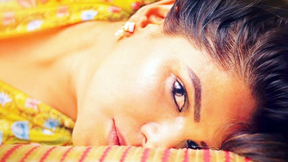 ইডির আধিকারিকরা জানিয়েছেন, দক্ষিণ কলকাতার একটি নামী পুজোর সঙ্গে যুক্ত অর্পিতা। সেই পুজোর সঙ্গে যোগ রয়েছে রাজ্যের প্রাক্তন শিক্ষামন্ত্রী পার্থ চট্টোপাধ্যায়ের। অর্পিতার বাড়িতে যখন ইডির হানা চলছে, তখন সংবাদমাধ্যমে প্রকাশিত হতে থাকে তাঁর একের পর এক ছবি। 