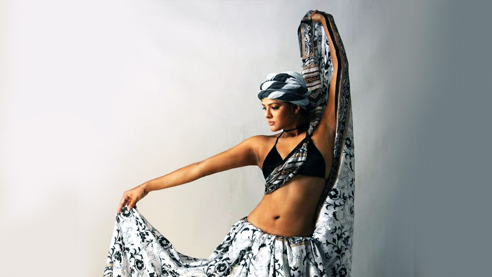 শনিবার রাত দেড়টা নাগাদ গ্রেফতার করা হয় রাজ্যের মন্ত্রী পার্থকে। কয়েক ঘণ্টা পর সকালে আটক করা ‘পার্থ-ঘনিষ্ঠ’ অর্পিতাকে। এর পর জেরায় আরও সম্পত্তির হদিস মেলে। 