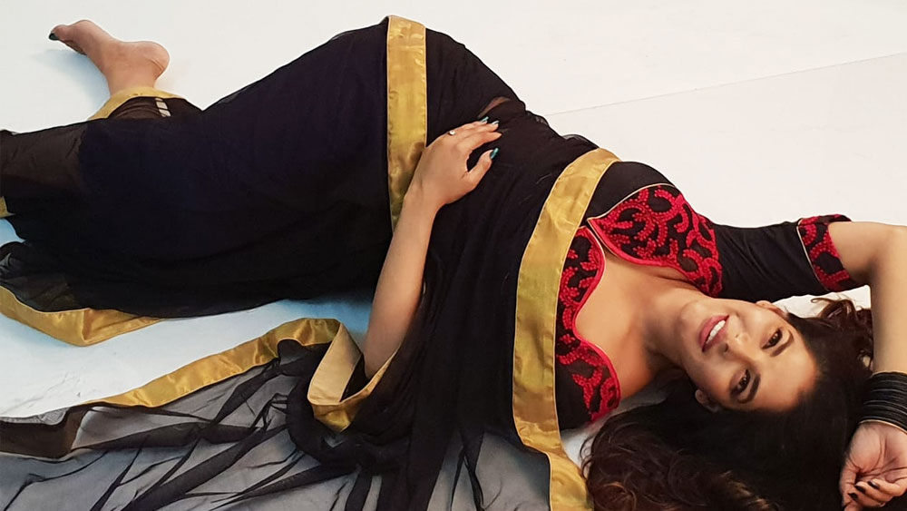 বেলঘরিয়ার রথতলার আবাসনের কয়েক জন বাসিন্দা দাবি করেছেন, মাঝেমধ্যেই সেখানে লাল বাতির গাড়ি চেপে কেউ কেউ আসতেন। তবে তাঁর অর্পিতার সঙ্গে দেখা করতে আসতেন কি না, জানা যায়নি। আবাসিকদের দাবি, আবাসনের রেজিস্টার দেখলেই বোঝা যাবে কে বা কারা এসেছিলেন।