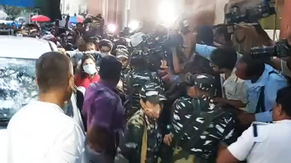 ২৩ জুলাই, শনিবার সন্ধ্যাবেলা অর্পিতাকে গ্রেফতার করে ইডি। সেই প্রথম তাঁকে দেখা যায় টিভির পর্দায়। অভিজাত আবাসন থেকে বেরিয়ে আসছেন অর্পিতা। গায়ে লাল টিশার্ট। তার ওপর জড়ানো সাদা-কালো শ্রাগ। 