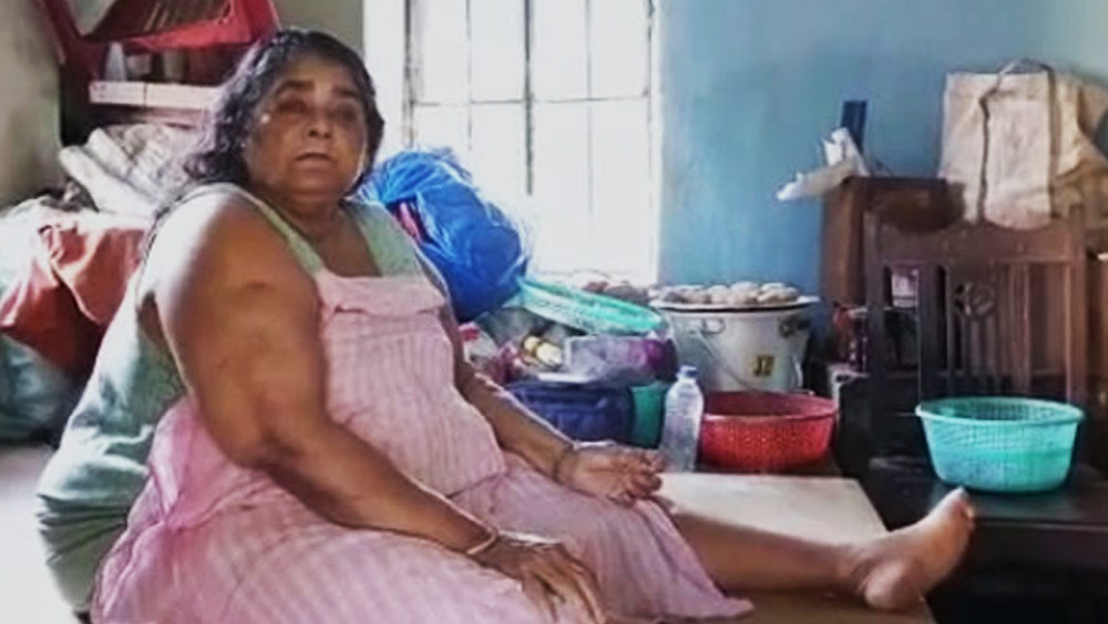 ইডির তরফে জানানো হয়েছে, বেলঘরিয়ার রথতলার একটি অভিজাত আবাসনে দু’টি ফ্ল্যাট রয়েছে অর্পিতার। স্থানীয়রা জানিয়েছেন, সেখানে মাস কয়েক আগেও নিয়মিত দেখা যেত অর্পিতাকে। দেওয়ানপাড়াতেও একটি বাড়ি রয়েছে অর্পিতার। সেখানে এখন তাঁর মা এবং অন্য আত্মীয়েরা থাকেন।