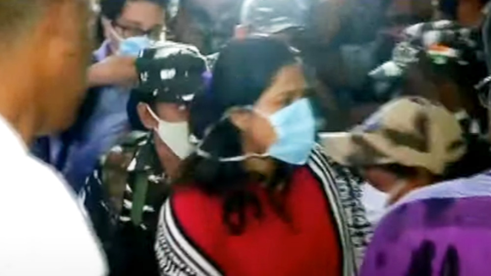 রক্ষীদের এড়িয়েই চিৎকার করে অর্পিতা বলে ওঠেন, ‘‘আমি কোনও অন্যায় করিনি। বিজেপির চাল। আমাকে ফাঁসানো হয়েছে।’’