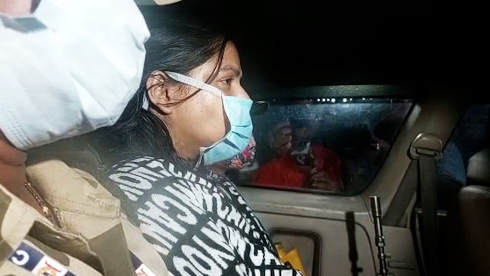 অর্পিতাকে এক দিনের জন্য ইডির হেফাজতে পাঠিয়েছে আদালত। রবিবার রাতে ব্যাঙ্কশাল আদালত থেকে আবার সিজিও কমপ্লেক্সে নিয়ে যাওয়া হয় তাঁকে। সে সময়ই ঘটে বিপত্তি। ইডির কনভয়ে ঢুকে পড়ে একটি অন্য গাড়ি। কনভয়ের একেবারে সামনের গাড়িতেই বসেছিলেন অর্পিতা। সংঘর্ষ এড়াতে ব্রেক কষে গাড়িটি। চোট পান ‘পার্থ-ঘনিষ্ঠ’ অর্পিতা। 