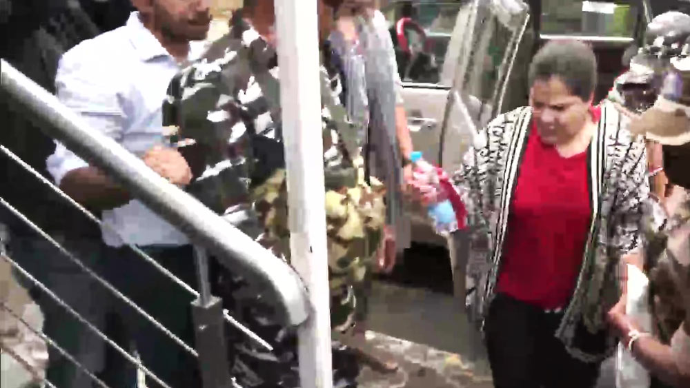 সোমবার সকালে ফের সল্টলেকের সিজিও কমপ্লেক্স থেকে ইএসআই হাসপাতালে নিয়ে যাওয়া হয় অর্পিতাকে। তখনও তাঁর গায়ে সেই শনিবার থেকে পরা পোশাক। লাল টিশার্ট আর সাদা-কালো শ্রাগ। 