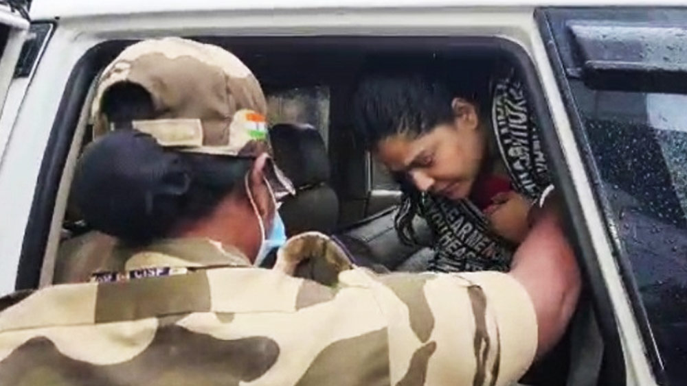 জোকার ইএসআই হাসপাতালে কড়া নিরাপত্তা। মোতায়েন করা হয়েছে কেন্দ্রীয় বাহিনী। সেখানে স্বাস্থ্যপরীক্ষার পরেই ফের অর্পিতাকে নিয়ে যাওয়া হয়েছে ব্যাঙ্কশাল আদালতে।