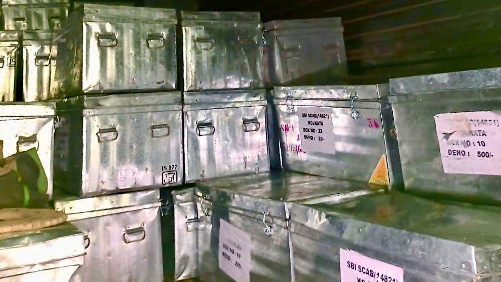 ইডি জানিয়েছে, অর্পিতার বাড়ি থেকে মিলেছে নগদ ২১ কোটি ৯০ লক্ষ টাকা, ৭৯ লক্ষ টাকার গয়না, ১৮টি মোবাইল ফোন। এ ছাড়াও মিলেছে বেশ কিছু বিদেশি মুদ্রা। শনিবার বিকেলে ট্রাকে করে ট্র্যাঙ্ক এনে সে সব নোট নিয়ে গিয়েছিল রিজার্ভ ব্যাঙ্ক।