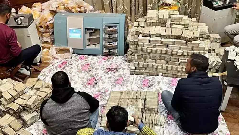 ইন্দরের স্ত্রী মহিন্দর ছিলেন প্রাক্তন কেন্দ্রীয় মন্ত্রী জগজীবন রামের ছেলে সুরেশ রামের শ্যালিকা। সংবাদসংস্থা সূত্রে খবর ছিল, ইন্দর পারিবারিক অনেক সমস্যাতে জর্জরিত ছিলেন। এ-ও জানা যায় যে, তাঁর পরিবারেরই কোনও সদস্য প্রচুর পরিমাণ সম্পত্তি লুকিয়ে রাখার বিষয়ে খবর দেন আয়কর দফতরে। তবে আয়কর কর্মকর্তারা বরাবরই এ বিষয়ে চুপই ছিলেন।