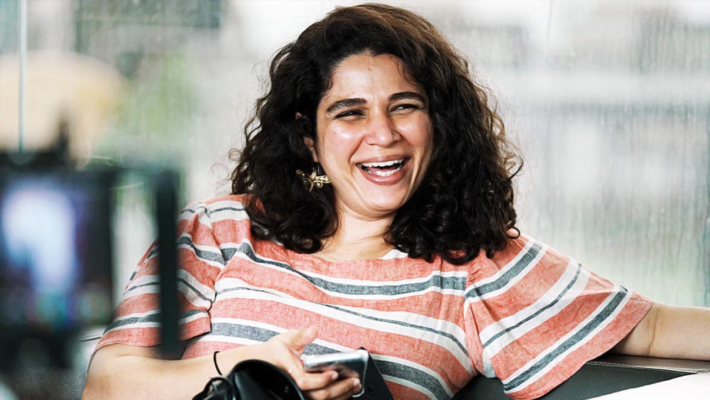 সংবাদসংস্থা সূত্রের তথ্য অনুযায়ী, ভরতনাট্যম, জ্যাজ, সালসা নাচেও পারদর্শী এই অভিনেত্রী। মায়ের মতো তিনিও মরাঠি ছবিতে কাজ করেছেন।