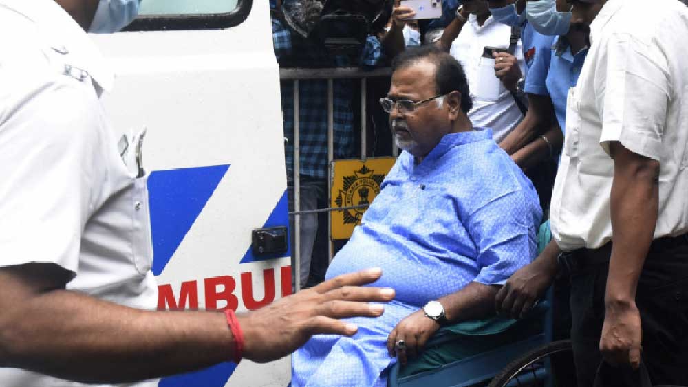 স্বাস্থ্যপরীক্ষা করতে গিয়ে পার্থের ওজন মাপা হয়। ৬৯ বছর বয়সি পার্থের ওজন ১১১ কেজি। পার্থের বয়সের তুলনায় ওজন অনেকটাই বেশি বলে জানিয়েছেন এমসের চিকিৎসকরা। স্বাস্থ্যপরীক্ষার সময় উচ্চতাও মাপা হয় পার্থের। দেখা যায় পার্থের উচ্চতা ১৬৯ সেন্টিমিটার অর্থাৎ ৫ ফুট ৫ ইঞ্চি।