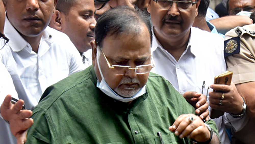 প্রথমেই কিছু প্রাথমিক শারীরিক পরীক্ষা করানো হয় পার্থের। সোমবার ২৫ জুলাই ভুবনেশ্বর এমসের রিপোর্ট অনুযায়ী, পার্থের নাড়ির গতি প্রতি মিনিটে ৮১ বার। শরীরে অক্সিজেনের মাত্রা ১০০ শতাংশ।