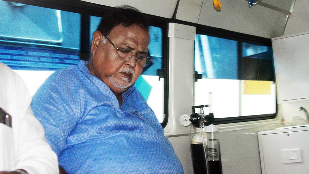 পার্থের স্বাস্থ্যপরীক্ষার রিপোর্টে তলপেটের ভিতরে কোনও অবাঞ্ছিত তরল পদার্থের খোঁজ মেলেনি। তলপেটের ভিতরে অযাচিত তরল পদার্থ থাকার অর্থ হল, সেই ব্যক্তির যকৃতে সমস্যা রয়েছে।