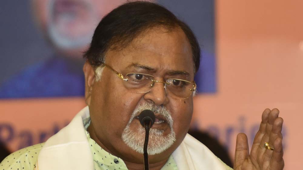 পার্থের পর্যাপ্ত পরিমাণে প্রস্রাব হচ্ছে বলেও রিপোর্টে উঠে এসেছে। তবে পা ফোলার সমস্যাও রয়েছে তাঁর।