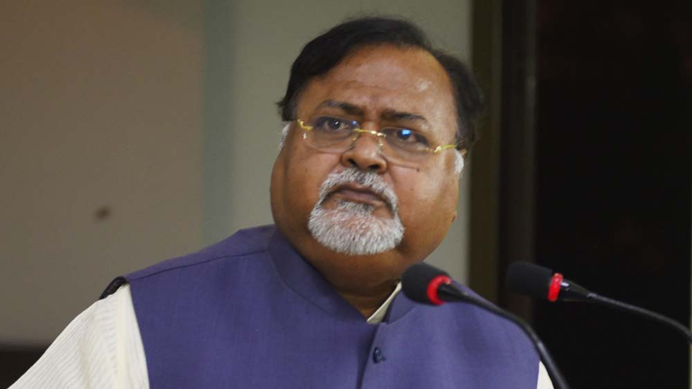 পার্থের দাবি, তিনি দীর্ঘ ১৫ বছর ধরে মধুমেহ রোগে ভুগছেন। এর জন্য তাঁকে নিয়মিত ওষুধও খেতে হয়। সেই রিপোর্টও তিনি জমা দিয়েছিলেন। তবে সোমবারের পরীক্ষার পর দেখা গিয়েছে, তাঁর মধুমেহ থাকলেও বর্তমানে রক্তে শর্করার মাত্রা নিয়ন্ত্রণেই রয়েছে।