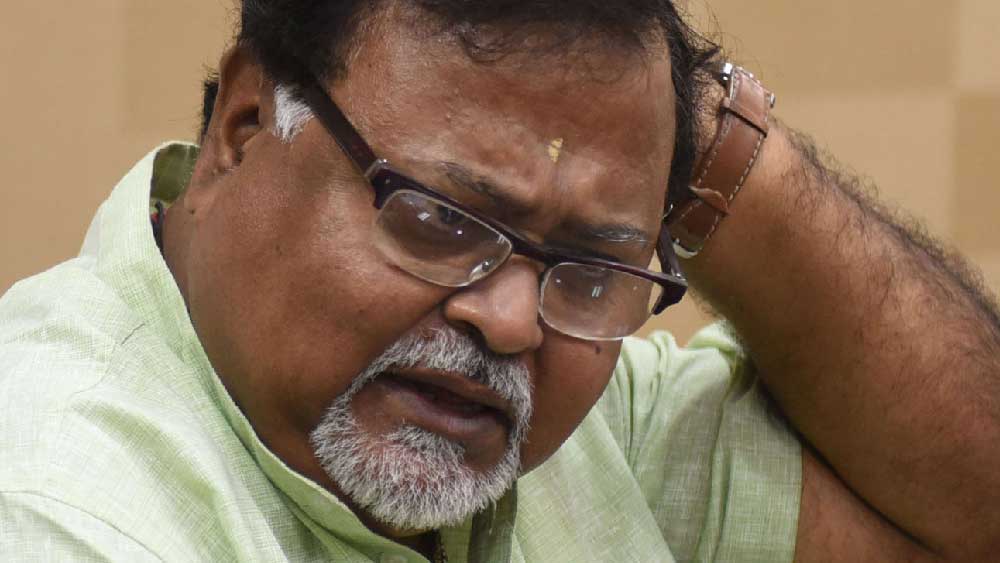 রিপোর্ট দেওয়ার পর পার্থকে সোমবার বিকেলেই ভুবনেশ্বর এমস থেকে ছেড়ে দেওয়ার কথা ছিল। কিন্তু অনিবার্য কারণে সোমবার রাতটুকু সেখানেই রেখে দেওয়া হয়। হাসপাতালে ভর্তি করানোর সময় তাঁকে যে কেবিনে রাখা হয়েছিল, সেখান থেকে সরিয়ে অন্য একটি কেবিনে স্থানান্তরিত করা হয়েছিল। তবে কী কারণে পার্থকে হাসপাতালে রেখে দেওয়া হল, সে ব্যাপারে হাসপাতাল কর্তৃপক্ষের তরফে বিস্তারিত কিছু জানানো হয়নি।