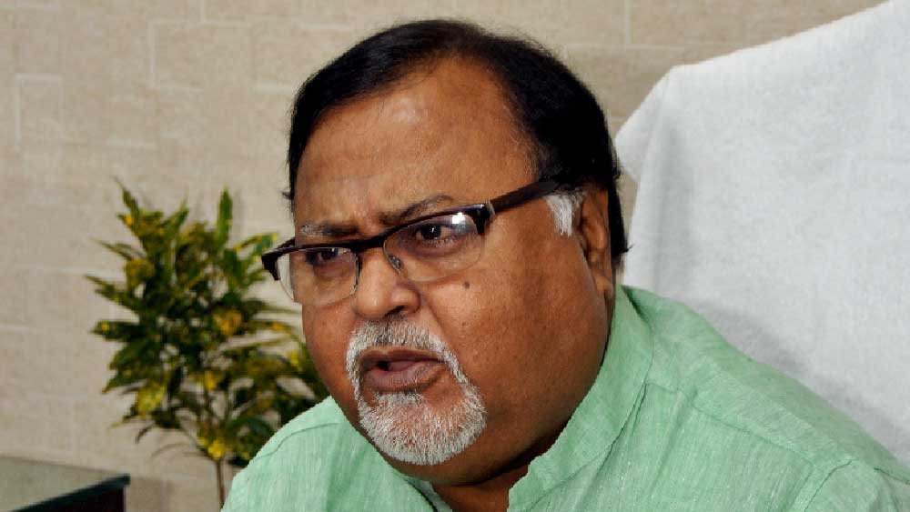 এর পর মঙ্গলবার সকালে পার্থকে বিমানে কলকাতা নিয়ে আসা হয়। সকাল সাড়ে ৬টা নাগাদ তাঁকে নিয়ে কলকাতা বিমানবন্দরে এসে পৌঁছন ইডির আধিকারিকেরা।