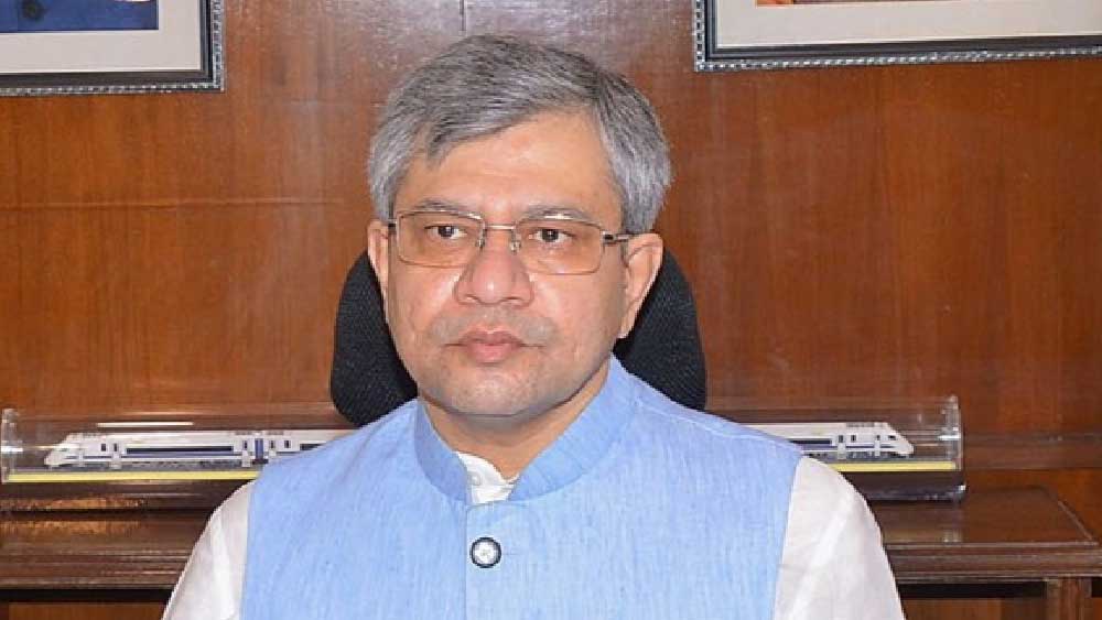 কেন্দ্রীয় তথ্য ও প্রযুক্তি মন্ত্রী অশ্বিনী বৈষ্ণব আগেই জানিয়েছিলেন, দেশের ২০ থেকে ২৫টি শহরে ২০২২-এর শেষ নাগাদ ৫জি পরিষেবা চালু হয়ে যাবে। বিশ্বের অন্যান্য জায়গার তুলনায় ভারতে ৫জি-র দামও যে কম হবে, তা-ও দাবি করেছিলেন তিনি। 