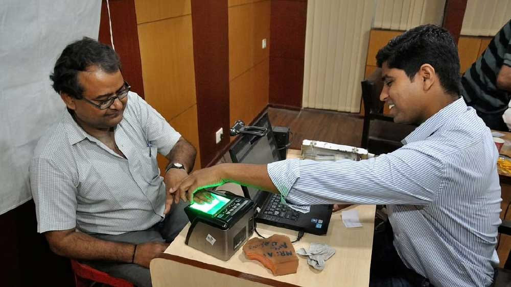 প্রসঙ্গত, সরকারের তরফে আরও এ-ও জানানো হয়েছে, আধার কার্ড সংক্রান্ত জালিয়াতি রুখতে আরও কড়া পদক্ষেপ করা হয়েছে এবং ভবিষ্যতেও হবে। এই সংক্রান্ত ডেমোগ্রাফিক ম্যাচিং প্রক্রিয়াকেও আরও শক্তিশালী করা হয়েছে। আধার ব্যবস্থায় নতুন কোনও নাম তালিকাভুক্ত হলে বায়োমেট্রিক ম্যাচিং (মূলত আঙুলের ছাপ) বাধ্যতামূলক। এ বার থেকে ছবিও বাধ্যতামূলক করা হল।