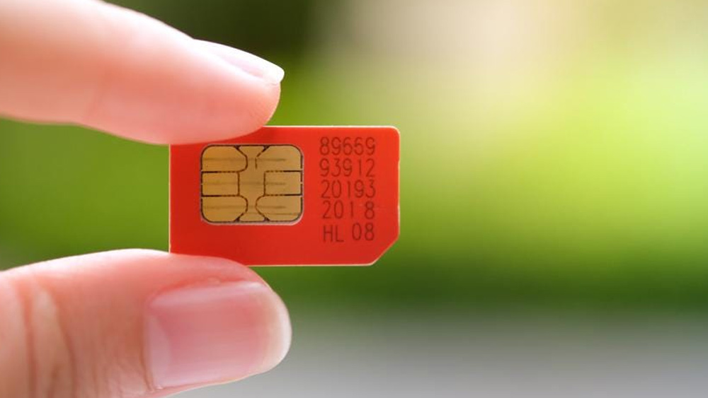 পাশাপাশি ফোনে কথা বলার জন্য প্রয়োজনীয় সিম কার্ডও এখন পাওয়া যায় আধারের সাহায্যে।
