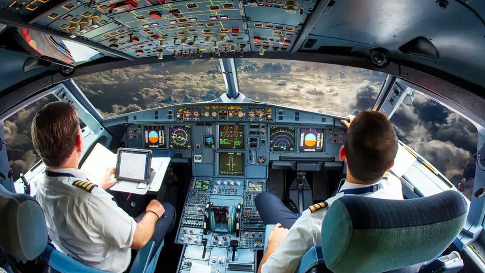 বিমান চালানোর জন্য প্রশিক্ষণ দেওয়া হচ্ছে বলে সকলে জানলেও আসলে এর পিছনে উদ্দেশ্য ছিল ভিন্ন। বিমানের কয়েক জন ক্রু সদস্যের উপর দায়িত্ব ছিল কোল হার্বারে যে বেস ক্যাম্প রয়েছে, সেখানকার জন্য প্রয়োজনীয় কিছু সামগ্রী খুঁজে নিয়ে আসা।