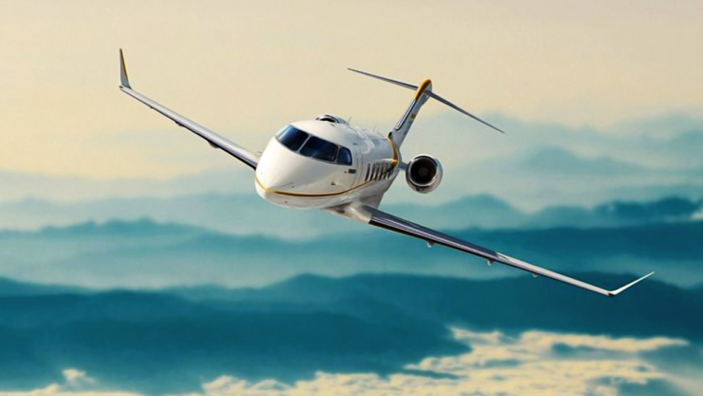 ক্লারেন্স ভেবেছিলেন, ইউক্লুলেটে পৌঁছতে যে সময় লাগবে, তার মাঝে তিনি একটু বিশ্রাম নেবেন। বিমানের বাঁ দিকে একটি জায়গাও পছন্দ করে ফেললেন বিশ্রামস্থল হিসাবে। কিন্তু তাঁরা কী ভয়ংকর পরিস্থিতির সম্মুখীন হতে চলেছেন, সে বিষয়ে বিন্দুমাত্র ধারণা ছিল না ক্লারেন্সের। রাত ১১টা নাগাদ বিমানটি আকাশপথে যাত্রা শুরু করে।