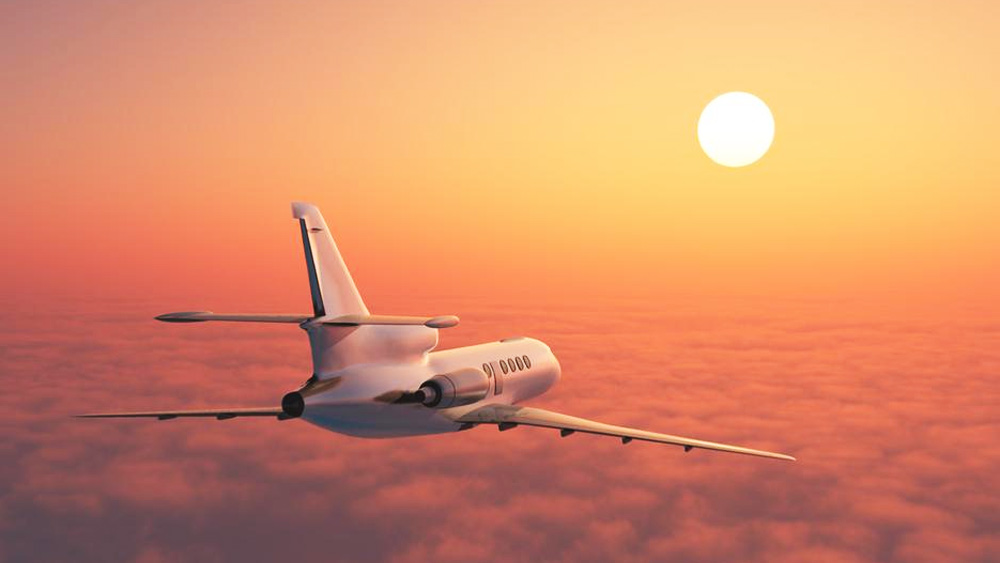 তার কিছু ক্ষণ পরেই বাঁ দিকের ইঞ্জিনে যান্ত্রিক গোলযোগ দেখা দেয়। দুর্ঘটনা এড়ানোর জন্য ক্লারেন্স সিদ্ধান্ত নেন, বিমানটি ঘুরিয়ে টোফিনোর বেস ক্যাম্পে নিয়ে যাবেন। এই ভেবে ডান দিকে বিমানটি ঘুরিয়েও ফেলেন তিনি।