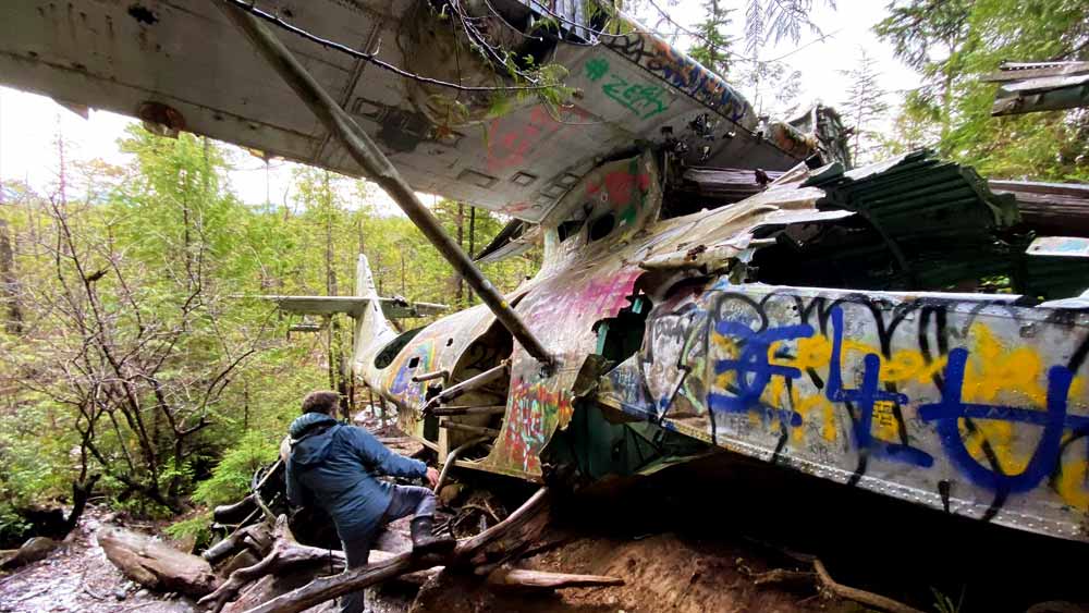 পরে তাঁর হুঁশ ফিরলে তিনি বিমানের দিকে এগিয়ে যান। ক্রুয়ের বাকি সদস্যরা আহত হলেও সকলেই বেঁচে রয়েছেন দেখে চিন্তা দূর হয় ক্লারেন্সের। কিন্তু তখনই তাঁদের নজর পড়ে বিমানের ভিতরে রাখা বিস্ফোরকের উপর।