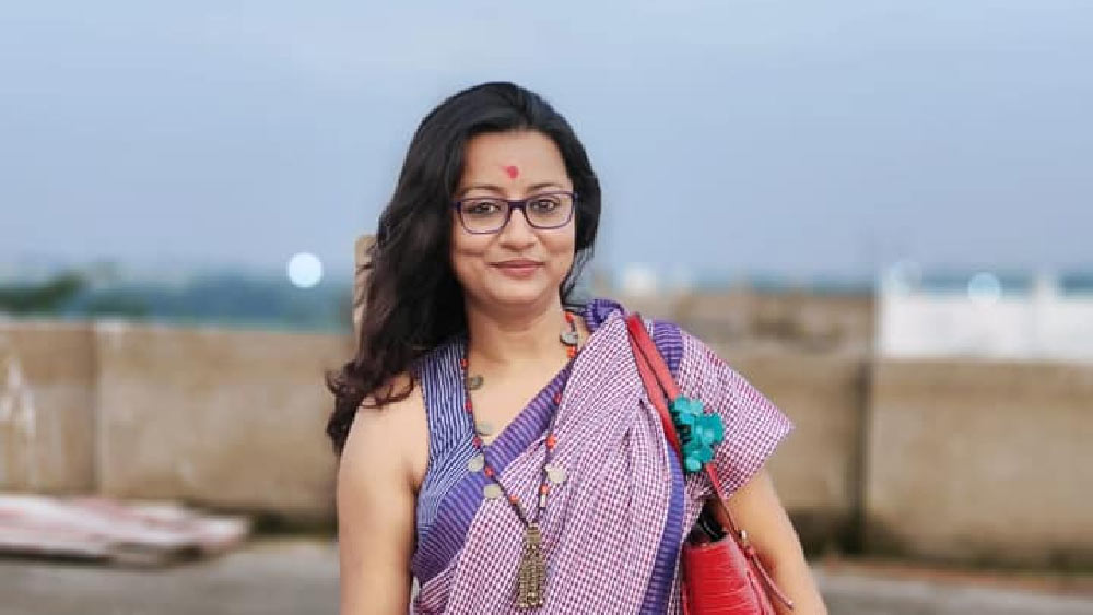 মন্ত্রী পার্থর ‘ঘনিষ্ঠ’ (যদিও তিনি বলছেন সম্পর্কটা ‘অভিভাবক’-এর) বলে নাম ছড়িয়ে পড়া অন্য মহিলা অবশ্য আদ্যোপান্ত বাঙালি। শাড়িতেই নানা রূপে দেখা দেন কাজি নজরুল বিশ্ববিদ্যালয়ের বাংলার বিভাগীয় প্রধান মোনালিসা দাস। সঙ্গে মানানসই টিপ। 