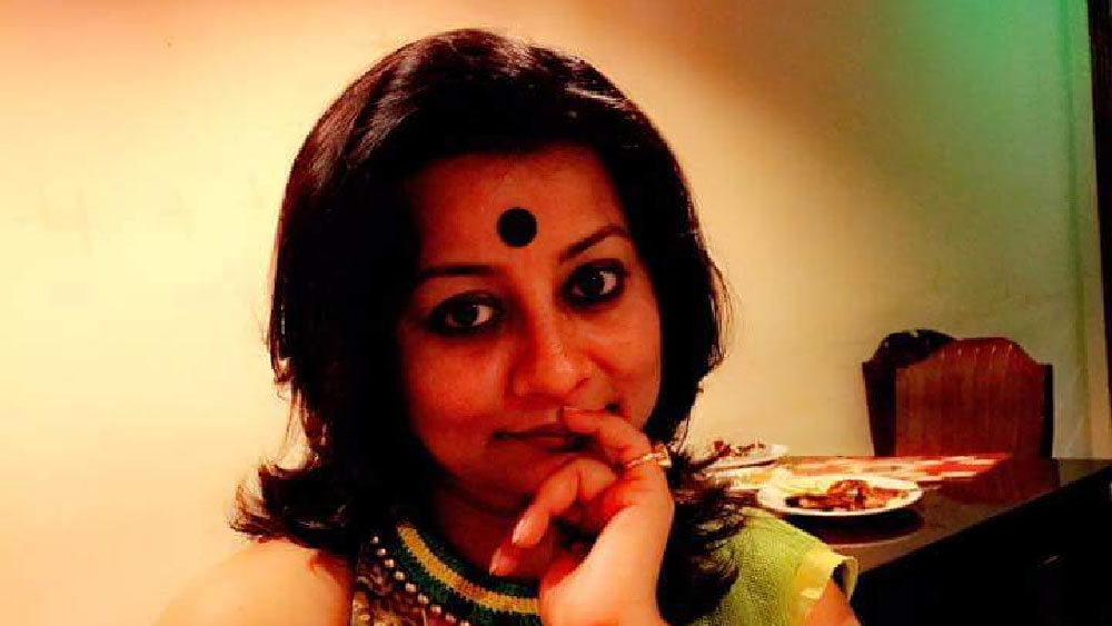 শাড়িতে অধ্যাপিকার পছন্দ শান্তিনিকেতনীই। রোজের শাড়িতে কী ভাবে বৈচিত্র্য আনা যায়, জানেন বাংলা সাহিত্য নিয়ে চর্চা-করা মোনালিসা। তাঁর সাজের পছন্দে বিশ্বভারতীর ফ্যাশনের ছোঁয়া আছে বলেও মন্তব্য করেছেন কেউ কেউ।  