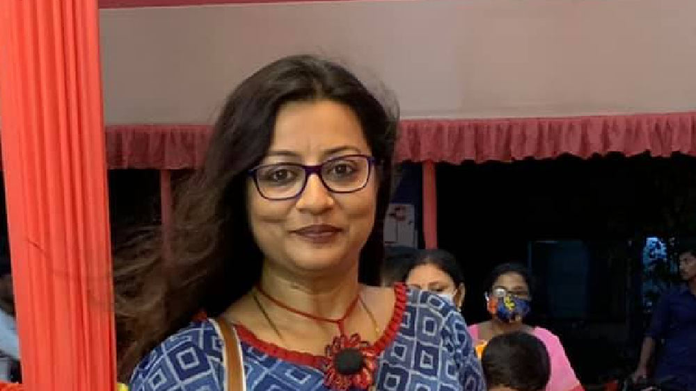 শাড়ি না পরলে মোনালিসাকে দেখা যায় কখনও ইক্কত, কখনও কটকি ছাপ দেওয়া সুতির প্যান্ট আর টপে। এটি কলকাতার বিশিষ্ট কিছু বিশ্ববিদ্যালয়ের ‘ক্যাম্পাসসম্মত’ বলে মনে করেন অনেকে!  