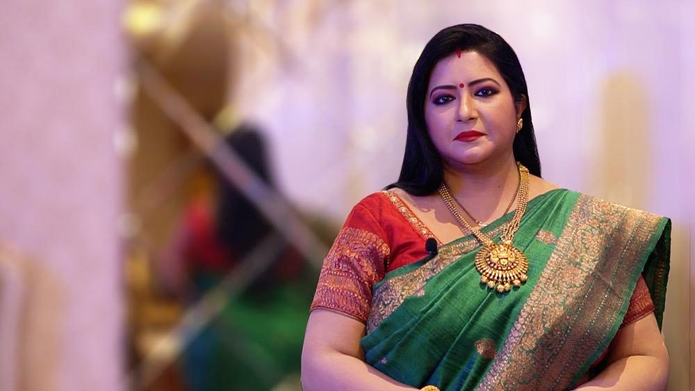 বৈশাখীর অলঙ্কারও তাঁর পরিচয়। যবে থেকে তিনি শিরোনামে, তখন থেকেই চর্চিত তাঁর আঙুলের হিরে। নিজেকে সোনায় সাজিয়ে রাখতেও ভালবাসেন বৈশাখী। 