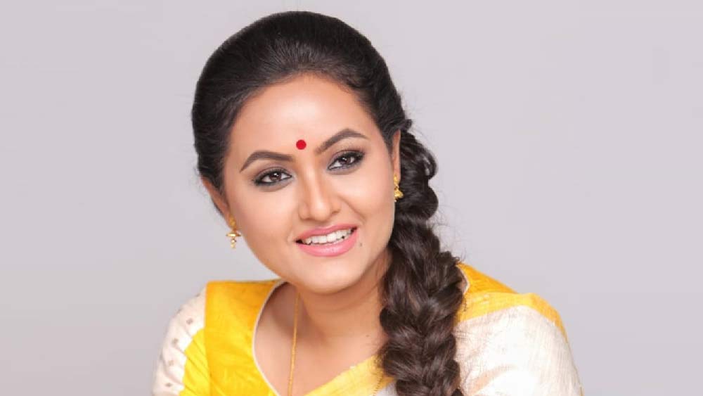 রাজ্যের দাপুটে মন্ত্রী অরূপ বিশ্বাসের কাছের মানুষ বলে তৃণমূলের অন্দরে তাঁর সহকর্মীদের মধ্যে পরিচিত অনন্যা বন্দ্যোপাধ্যায়। সৌন্দর্য প্রতিযোগিতায় খেতাব জিতেছিলেন। শাসক শিবিরের নেত্রীদের মধ্যে চোখে পড়ার মতো। পশ্চিমী সাজ থেকে শাড়ি, যে কোনও পোশাককে নতুন করে সাজিয়ে তুলতে পারেন তিনি। 