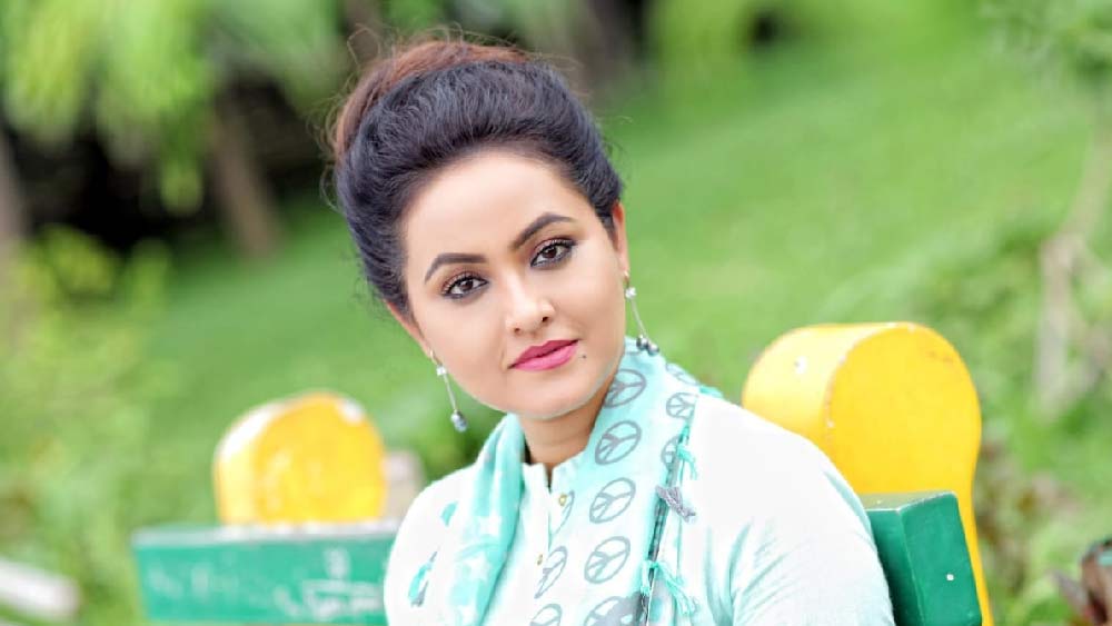 অনন্যার পোশাকের পছন্দ বলে দেবে, তিনি সাজের বিষয়ে সচেতন। এমনই পোশাক বাছেন তিনি, যা ফুটিয়ে তুলবে তাঁর ব্যক্তিত্ব। 