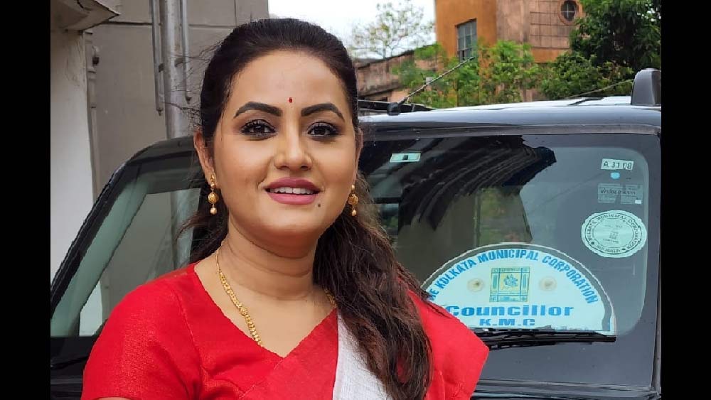 বাংলার সুতির সাজ মন্ত্রী-ঘনিষ্ঠ অনন্যার পছন্দের। মাঝেমধ্যেই সাদা শাড়িতে সেজে বেরোন তিনি। কখনও লাল পাড়, কখনও বা অন্য কোনও পাড়ের শাড়ির সঙ্গে থাকে মানানসই হালকা গয়না। 