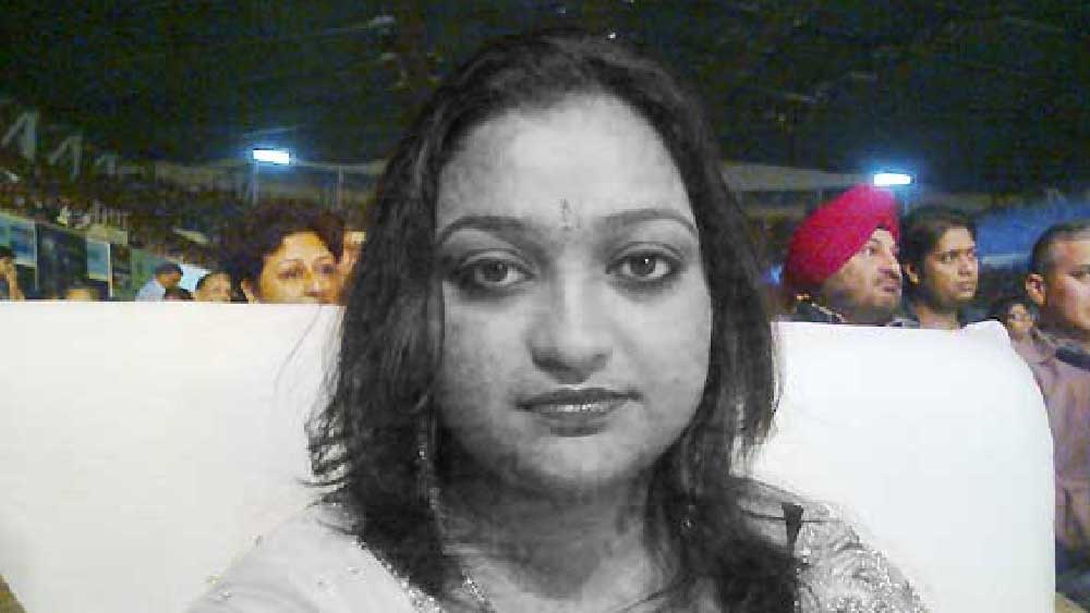 এক কালে আর এক সুন্দরীকে নিয়েও চর্চা হয়েছে অনেক। পেশায় আইনজীবী ছিলেন পিয়ালী মুখোপাধ্যায়। ২০১৩ সালে তাঁর মৃতদেহ উদ্ধার করেছিল পুলিশ। তখনই ছড়িয়ে পড়েছিল বর্ধমানের এই কন্যার ছবি। রটনা চলেছিল, মদন মিত্রের ঘনিষ্ঠ ছিলেন তিনি। তবে সেই রটনা ঘটনা কি না, তা নিয়ে আনুষ্ঠানিক সমর্থন মেলেনি। তাঁর সাজের ধরন আবার ছিল অন্য রকম। 