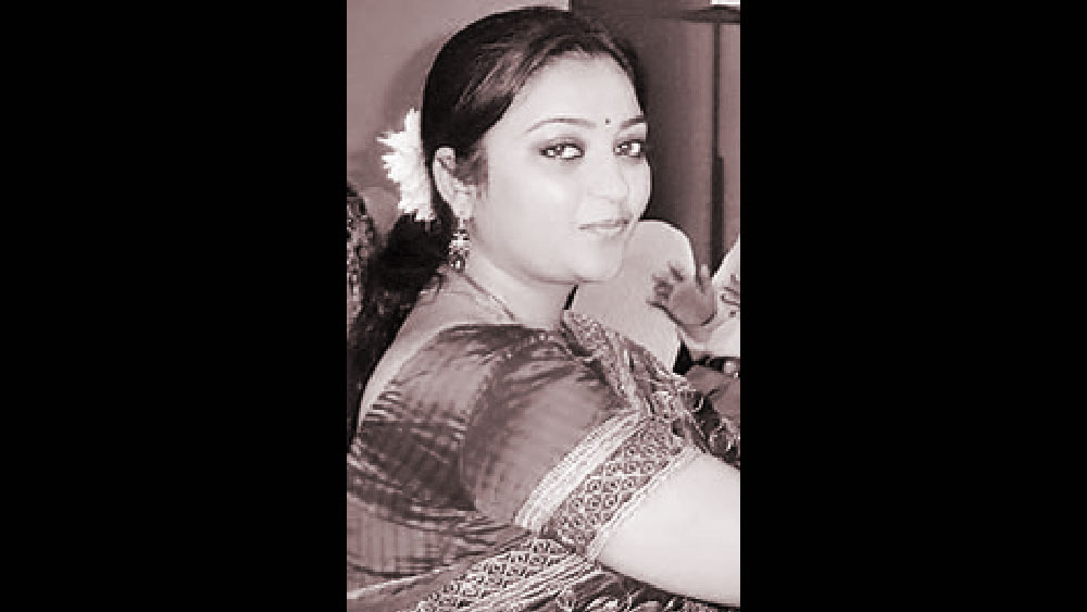 শাড়িতেই বেশি দেখা যেত তাঁকে। তবে সুতি নয়। শিফন, পাথরের টিপ বা চুমকি বসানো ব্লাউজের সাজ পছন্দ ছিল পিয়ালীর। 