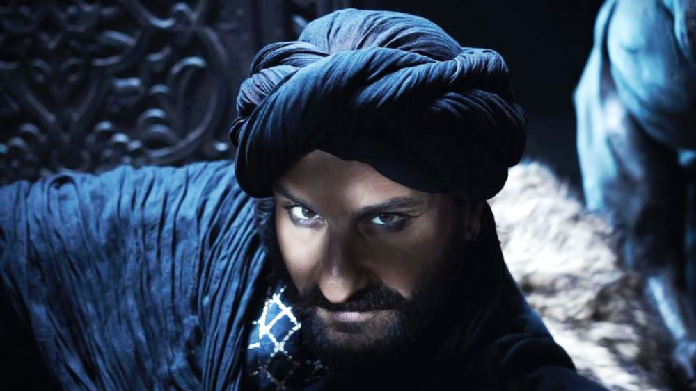 এই ঘটনার প্রসঙ্গও উল্লেখ করেছেন অনেকে। তাঁদের দাবি, এক জন ইতিহাসপ্রেমী হয়ে সইফের পক্ষে এ রকম মন্তব্য করা অত্যন্ত লজ্জাজনক।