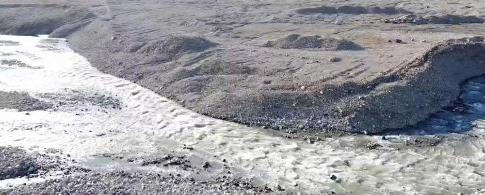 গলছে বরফ।