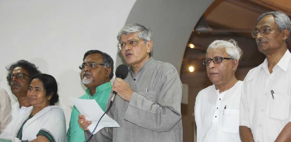 সিঙ্গুর আন্দোলনের সময় বিরোধী দলনেতা হিসেবে সরকার পক্ষের সঙ্গে বরাবর ‘ট্র্যাক টু’ কূটনীতির পথ খোলা রাখতেন পার্থ।