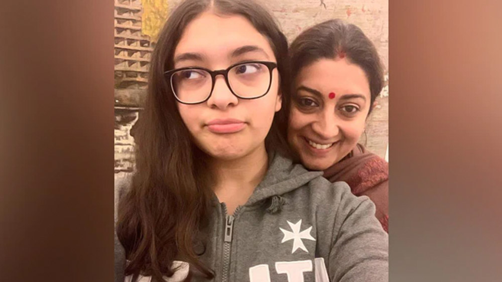 জনৈক মৃত ব্যক্তির নামে পানশালার লাইসেন্স পুনর্নবীকরণ করার অভিযোগ উঠেছে স্মৃতি-কন্যা জোয়িশের রেস্তরাঁর বিরুদ্ধে।