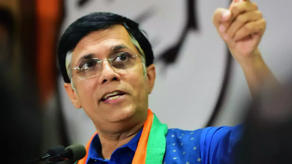 কিন্তু এই পানশালা তাঁর নিজের নামে নয়। বরং ভুয়ো লাইসেন্স ব্যবহার করেই তিনি এই পানশালাটি চালান, এমনই অভিযোগ করেছেন কংগ্রেসের মুখপাত্র পবন খেরা।