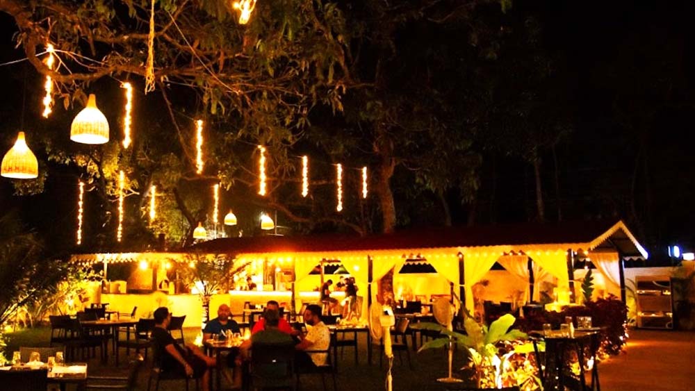 এমনকি, ইরানি-কন্যার পানশালাকে কারণ দর্শানোর নোটিস পাঠিয়েছে গোয়ার আবগারি দফতর। যে ব্যক্তির নামে আসল লাইসেন্সটি ছিল তিনি মুম্বইয়ের ভিলে পার্লের বাসিন্দা ছিলেন। লাইসেন্সের মালিক অ্যান্টনি ডিগামার মৃত্যু হয়েছে ২০২১ সালের ১৭ মে মাসে।