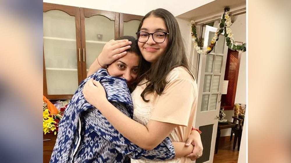 এক আইনজীবীর অভিযোগ অনুযায়ী নথিপত্র জাল করে লাইসেন্স পেয়েছেন জোয়িশ। অবশ্য কেন্দ্রীয় মন্ত্রী এই বিষয়ে সরব হয়েছেন। তিনি জানিয়েছেন, বিরোধী পক্ষের এই ধরনের মন্তব্যের প্রভাব শুধু স্মৃতির মেয়ের উপরেই নয়, তাঁর রাজনৈতিক জীবনেও পড়বে।