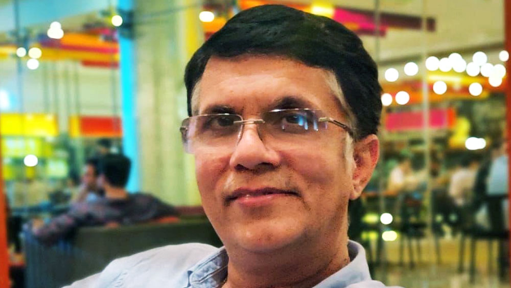 পবন খেরা এই প্রসঙ্গে একটি টুইটও করেছেন। পবনের দাবি, নেটমাধ্যমে স্মৃতি তাঁর মেয়ের সঙ্গে একটি ছবি পোস্ট করেছিলেন। নতুন রেস্তরাঁ খুলেছেন বলে অভিনন্দনও জানিয়েছিলেন জোয়িশকে।