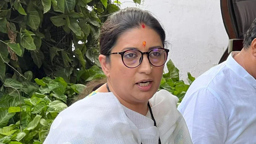 এ প্রসঙ্গে স্মৃতি কোনও মন্তব্য না করলেও তিনি কংগ্রেসের তিন নেতাকে আইনি নোটিস পাঠান। নোটিসে অভিযোগ প্রত্যাহারের পাশাপাশি লিখিত ভাবে নিঃশর্ত ক্ষমা প্রার্থনা করার দাবি জানানো হয়েছে।