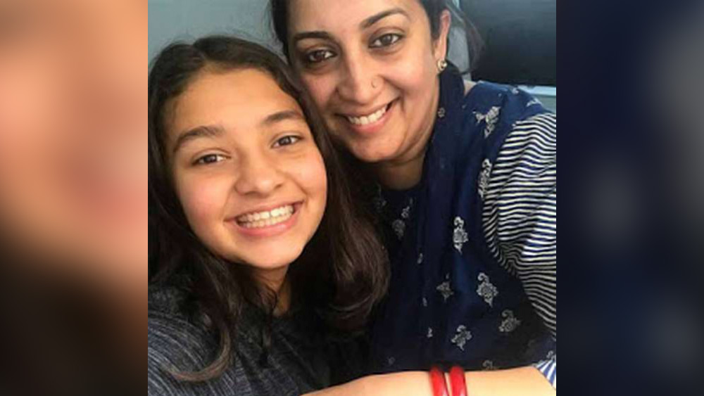 জোয়িশকে নিয়ে তিনি এই প্রথম সরব হননি। জোয়িশের স্কুলজীবনেও এমনই এক ঘটনা ঘটেছিল। স্মৃতি তাঁর সঙ্গে জোয়িশের একটি ছবি নেটমাধ্যমে আপলোড করেছিলেন। সেই ছবি দেখে জোয়িশের সহপাঠী মন্তব্য করেন।