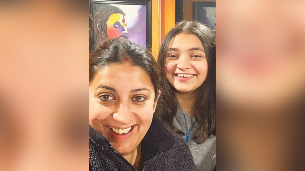 জোয়িশ স্মৃতির কাছে বড় আদরের। দশম শ্রেণির পরীক্ষার ফল প্রকাশ হলে স্মৃতি জানতে পারেন, জোয়িশ ৮২ শতাংশ নম্বর পেয়ে পাশ করেছেন। এই সুখবরটিও অনুরাগীদের সঙ্গে ভাগ করে নিয়েছিলেন তিনি।