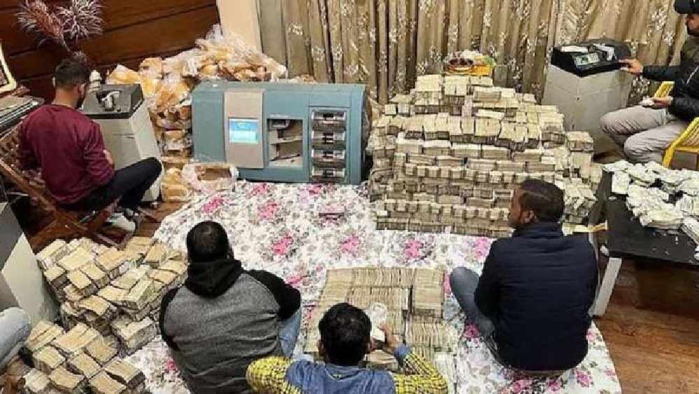 অভিযান শুরু করেই ব্যবসায়ীর বাড়ি থেকে ১৭৭ কোটি নগদ উদ্ধার করা হয়।